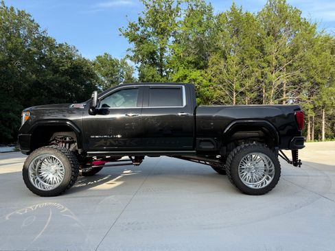 Used 2021 GMC Sierra 2500 Denali w/ Denali Black Diamond Edition AWD/4WD image 1
