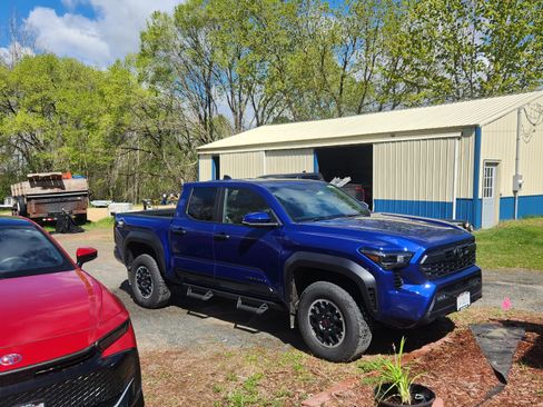 Used 2024 Toyota Tacoma TRD Off-Road w/ TRD Off Road Premium Package AWD/4WD image 4