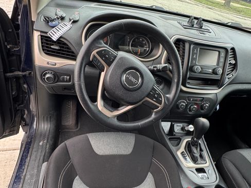 Used 2016 Jeep Cherokee Sport image 10
