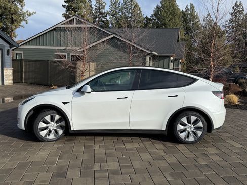 Used 2021 Tesla Model Y Long Range image 9