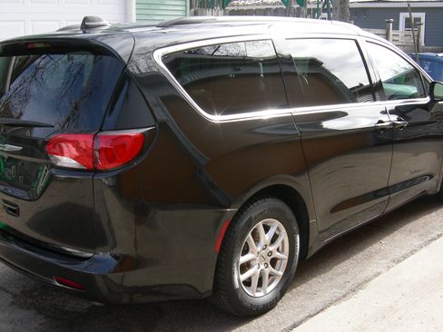 Used 2021 Chrysler Voyager Lxi image 2