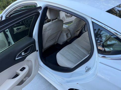 Used 2015 Chrysler 200 Limited w/ Convenience Group image 6