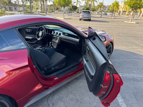 Used 2017 Ford Mustang GT w/ Black Accent Package RWD image 9