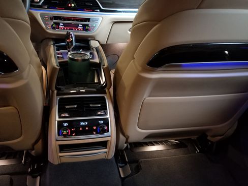 Used 2018 BMW 740i xDrive image 10