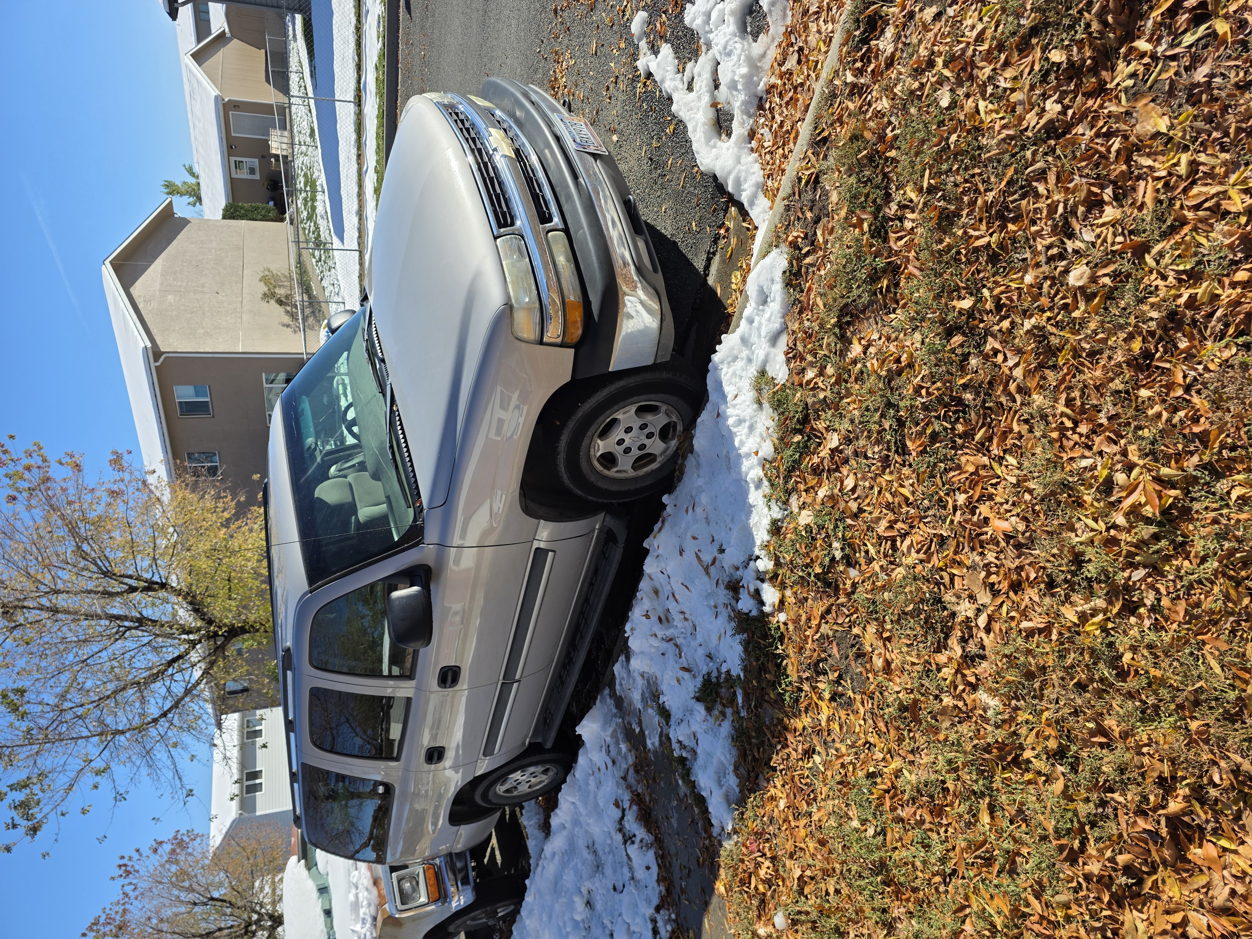 Used 2005 Chevrolet Suburban LS AWD/4WD image 2