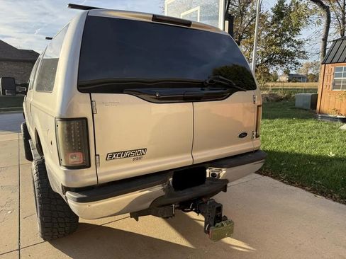 Used 2005 Ford Excursion XLT image 2