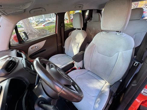 Used 2015 Jeep Renegade Latitude image 11