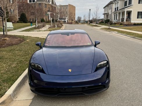 Used 2021 Porsche Taycan image 5