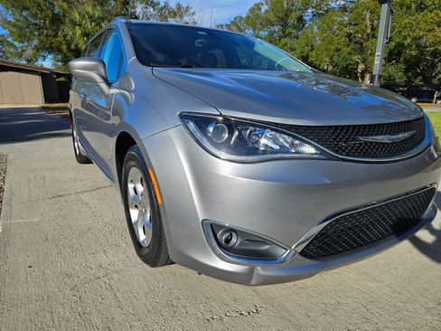 Used 2017 Chrysler Pacifica Touring-L Plus image 9