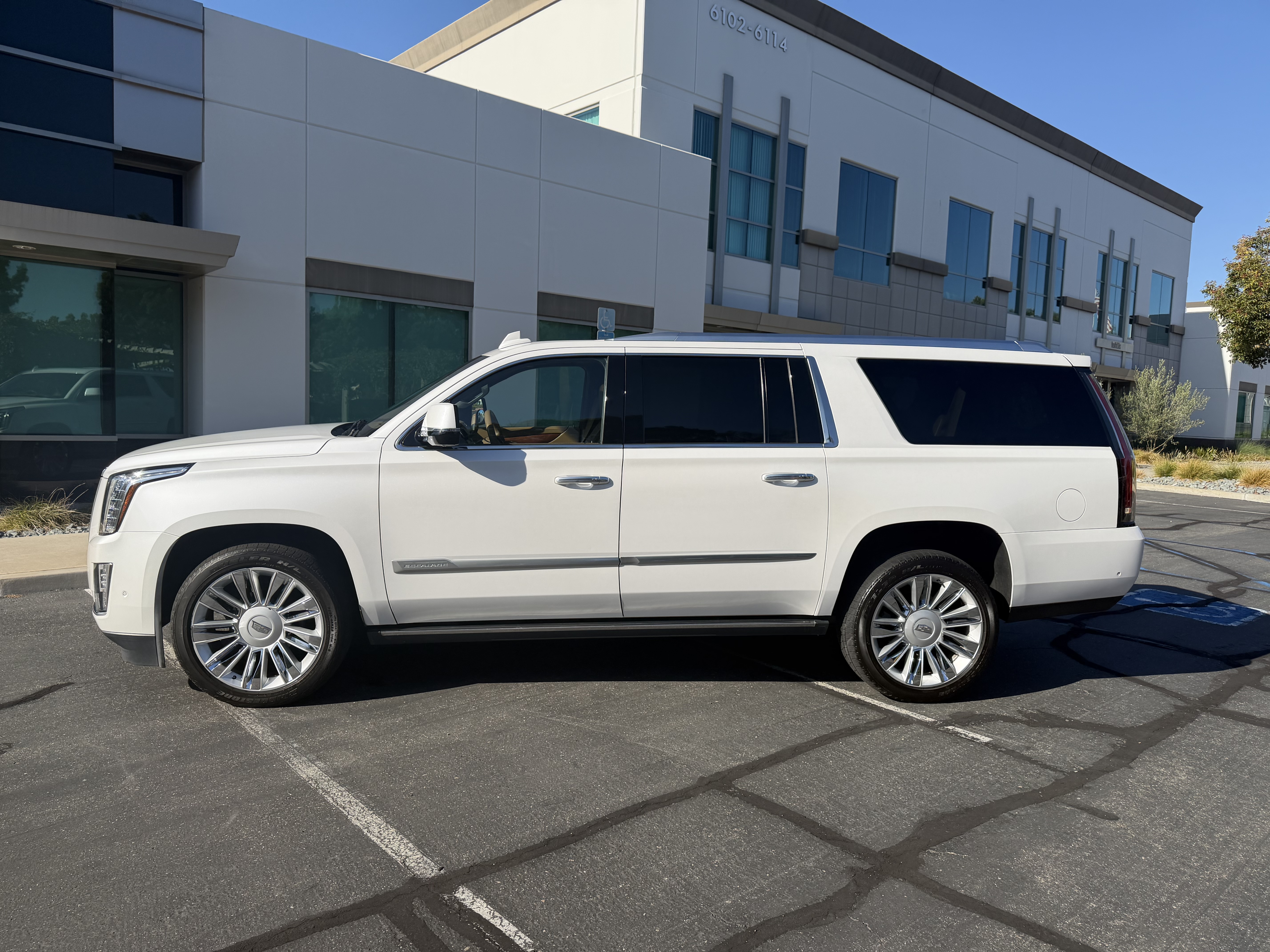 Used 2017 Cadillac Escalade ESV Platinum AWD/4WD image 4