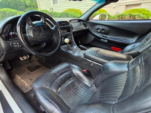 Used 1998 Chevrolet Corvette Convertible w/ Performance Handling Pkg RWD image 10