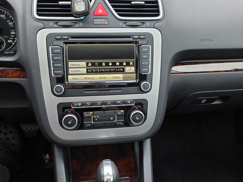 Used 2012 Volkswagen Eos Lux image 25