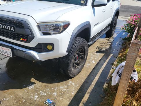 Used 2017 Toyota Tacoma TRD Off-Road w/ Tow Package (A/T) image 12