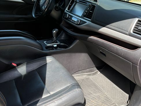 Used 2017 Toyota Highlander XLE image 6