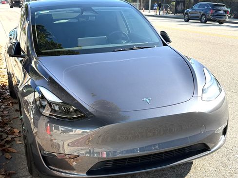 Used 2023 Tesla Model Y Performance image 2
