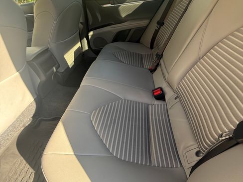 Used 2018 Toyota Camry SE w/ Moonroof Package FWD image 12