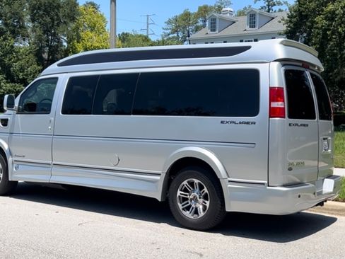 Used 2022 GMC Savana 2500 Extended w/ Enhanced Convenience Package image 28