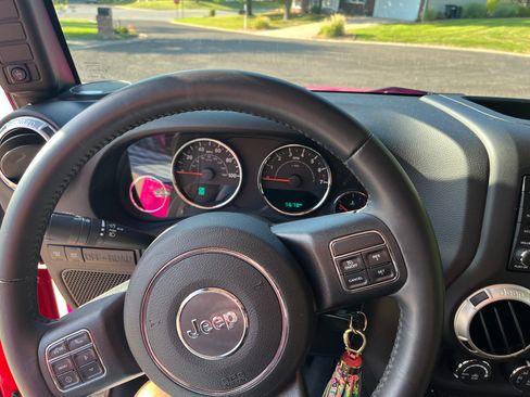 Used 2017 Jeep Wrangler Unlimited Rubicon w/ Connectivity Group image 17