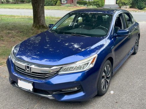 Used 2017 Honda Accord Touring image 1