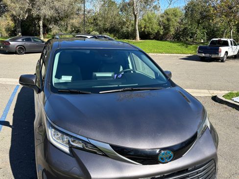 Used 2021 Toyota Sienna Limited image 4