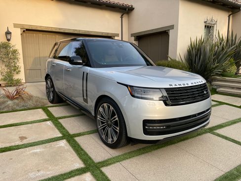Used 2025 Land Rover Range Rover SE image 5