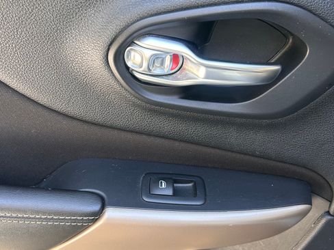 Used 2017 Jeep Cherokee Sport w/ Cold Weather Group image 5