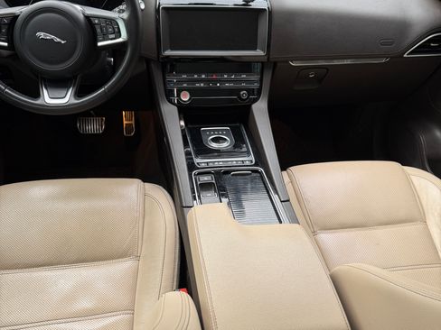 Used 2019 Jaguar F-PACE Prestige image 9