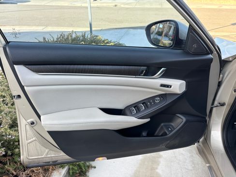Used 2018 Honda Accord Touring image 11