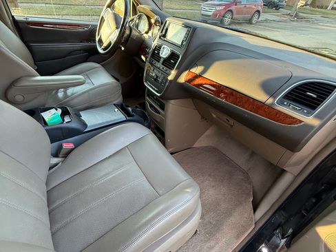 Used 2013 Chrysler Town & Country Touring-L w/ Driver Convenience Group image 9