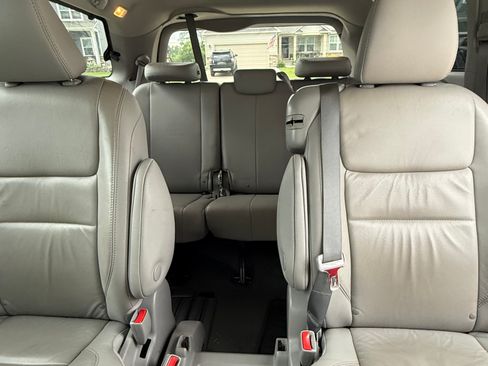 Used 2019 Toyota Sienna XLE w/ XLE Navigation Package FWD image 8