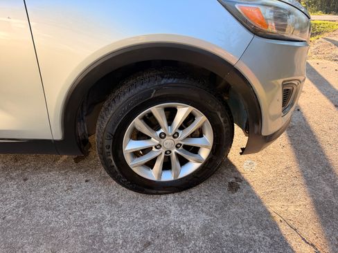 Used 2017 Kia Sorento LX image 14
