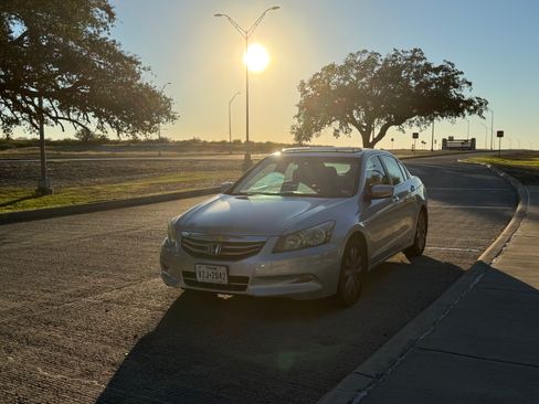 Used 2011 Honda Accord EX-L image 2