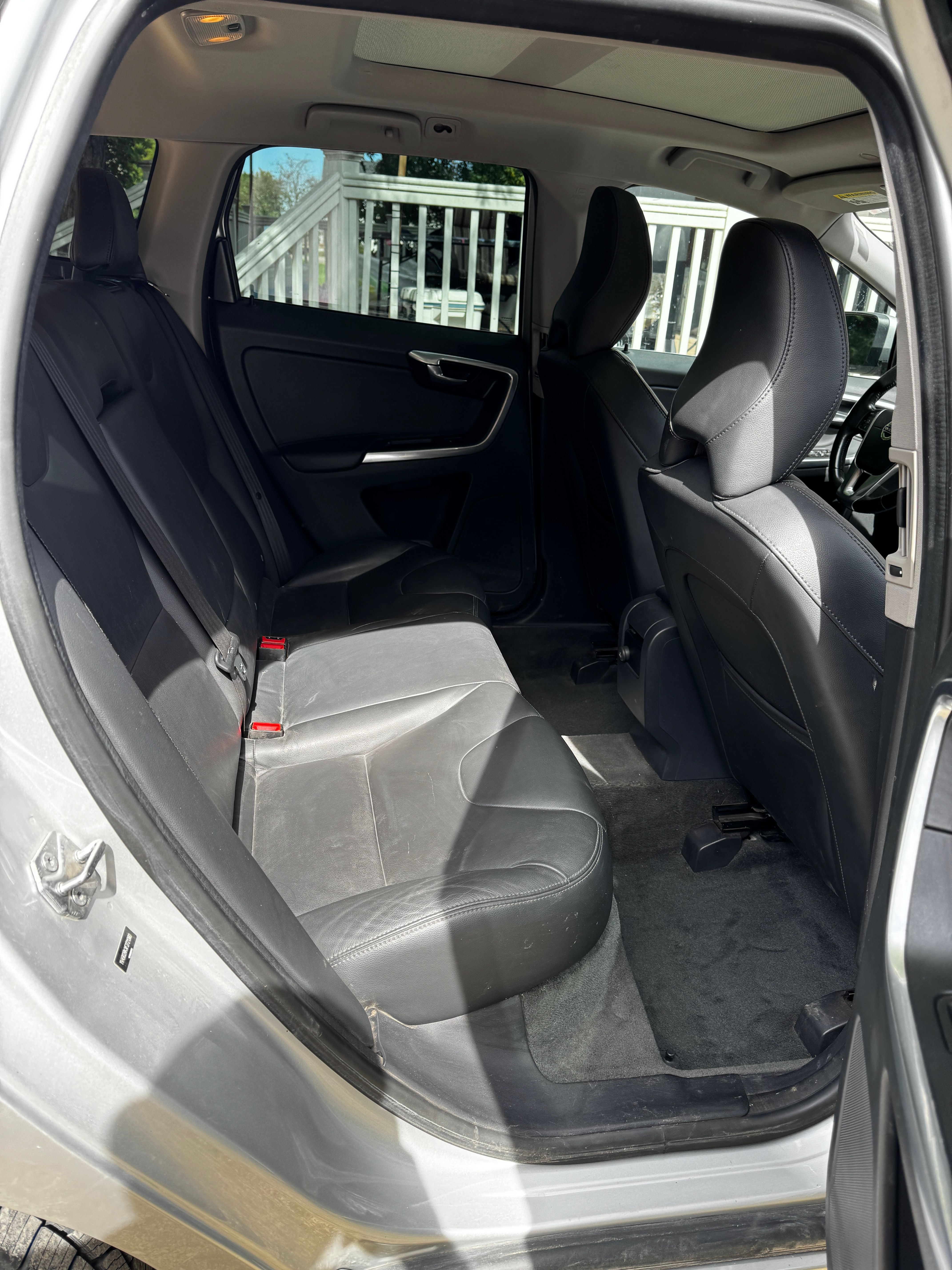 Used 2015 Volvo XC60 T6 w/ Proximity Package AWD/4WD image 18
