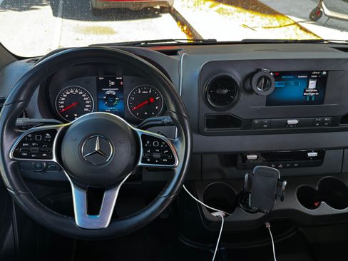 Used 2022 Mercedes-Benz Sprinter 3500 image 4