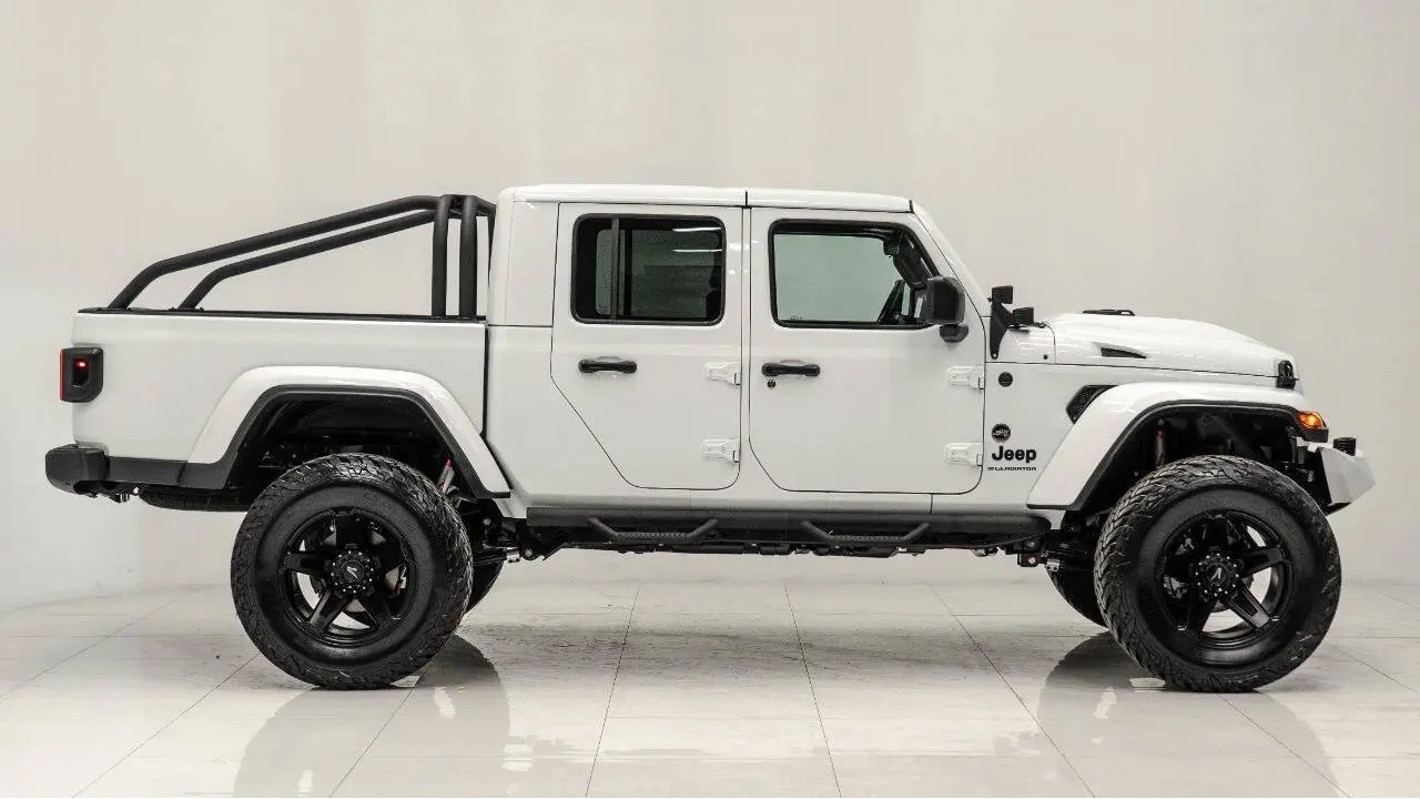 Used 2025 Jeep Gladiator Sport AWD/4WD image 5
