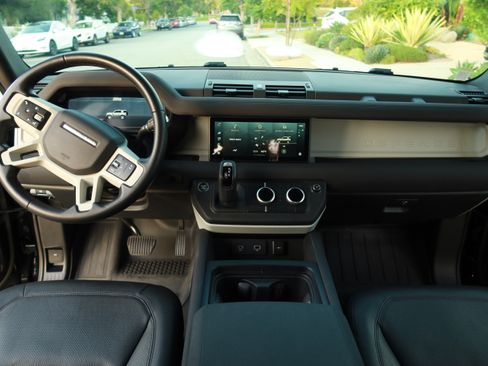 Used 2023 Land Rover Defender 90 SE image 24