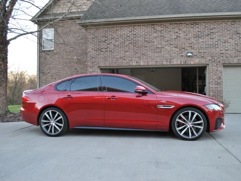 Used 2017 Jaguar XF S RWD image 4