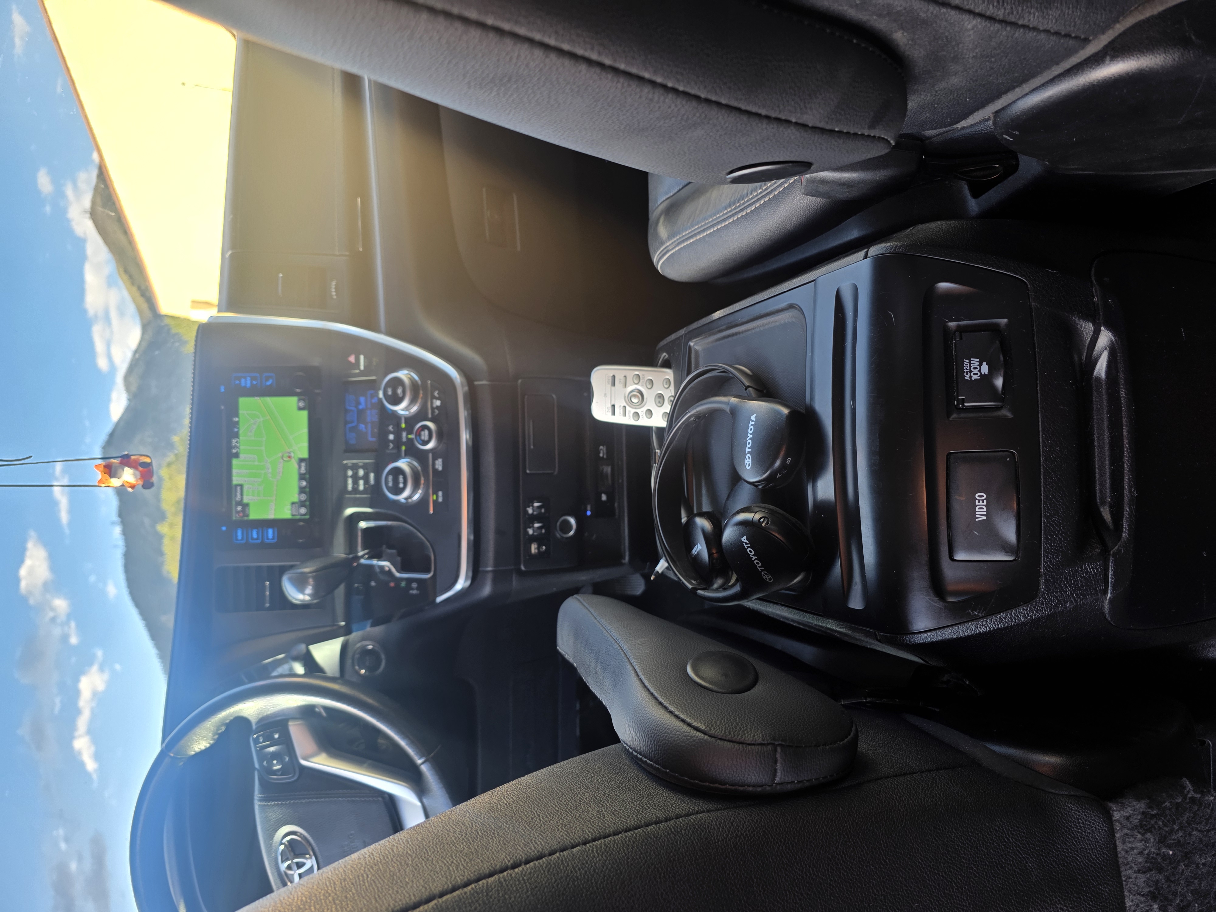 Used 2017 Toyota Sienna SE Premium FWD image 5