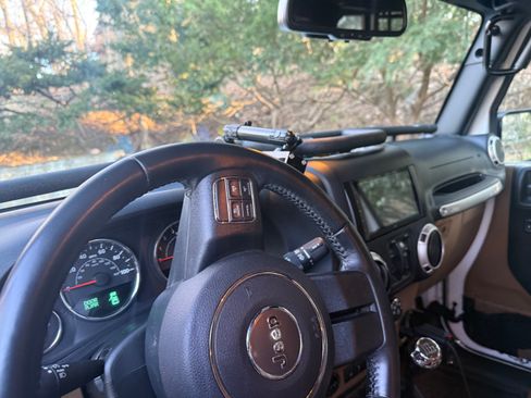 Used 2018 Jeep Wrangler Unlimited Rubicon w/ Connectivity Group image 14