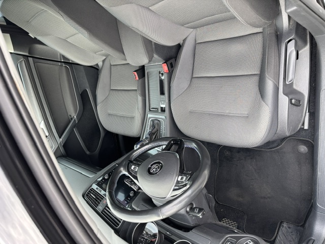 Used 2017 Volkswagen e-Golf SE w/ DC Fast Charging Package FWD image 12