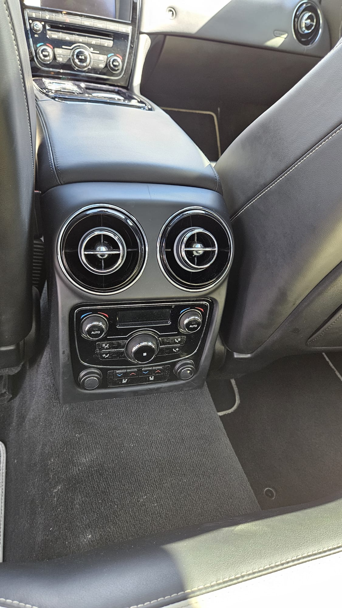 Used 2014 Jaguar XJ R RWD image 14