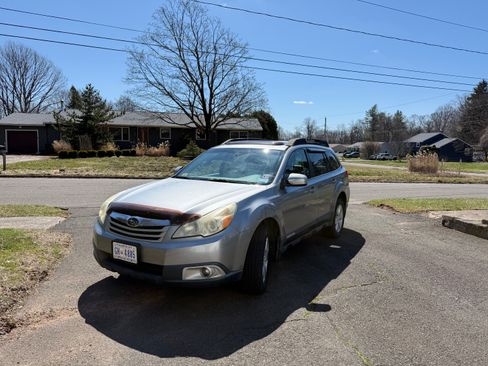 Used 2011 Subaru Outback 2.5i Premium image 9
