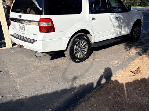 Used 2017 Ford Expedition XLT image 6