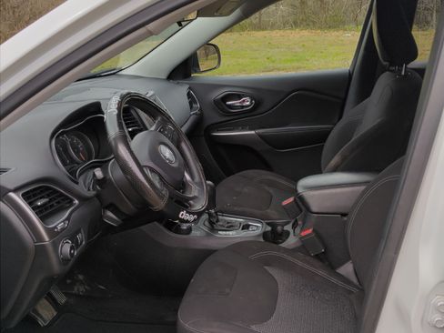 Used 2019 Jeep Cherokee Latitude w/ Popular Appearance Group image 9