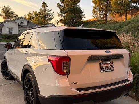 Used 2021 Ford Explorer XLT w/ Equipment Group 202A image 4