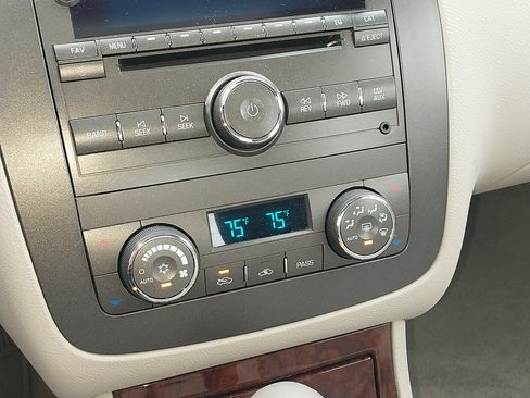 Used 2011 Buick Lucerne CXL image 10