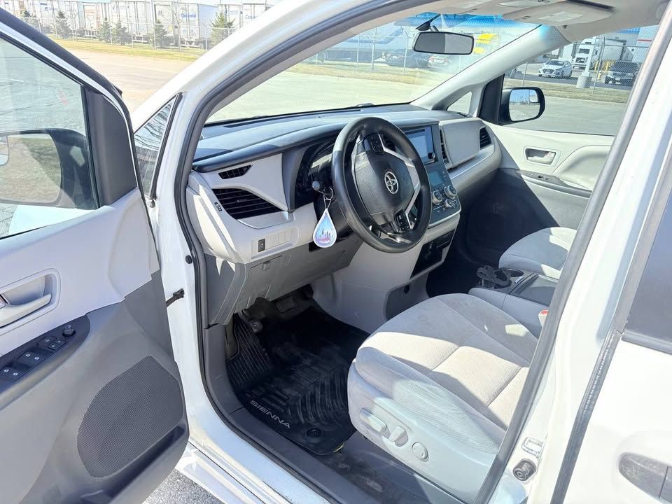 Used 2017 Toyota Sienna L FWD image 8