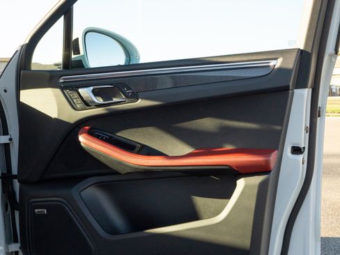 Used 2015 Porsche Macan Turbo image 14