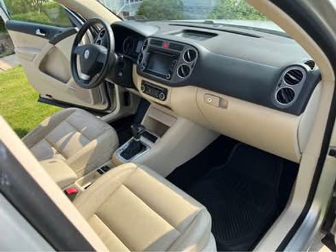 Used 2010 Volkswagen Tiguan SE image 11