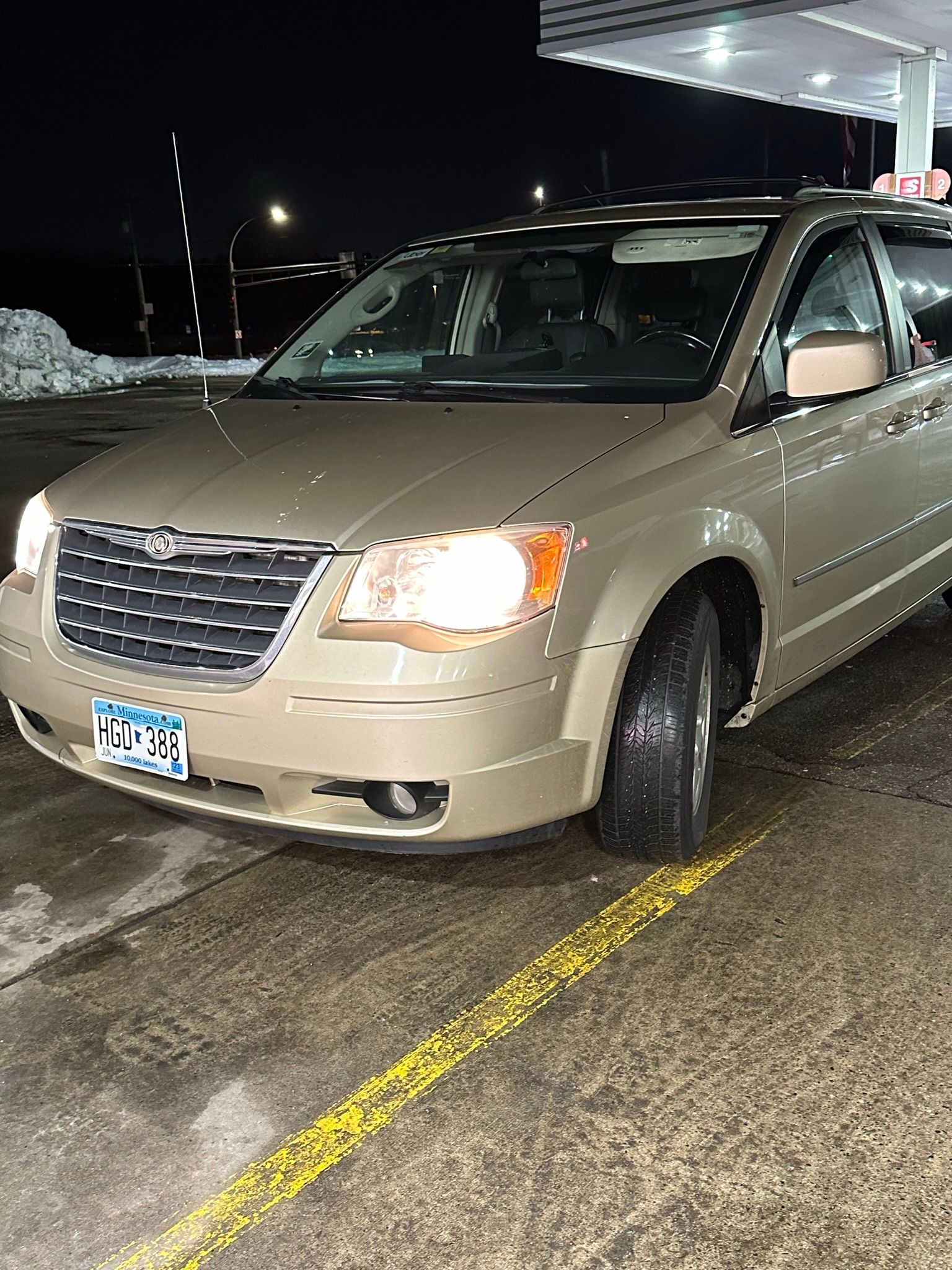 Used 2010 Chrysler Town & Country Touring Plus FWD image 4
